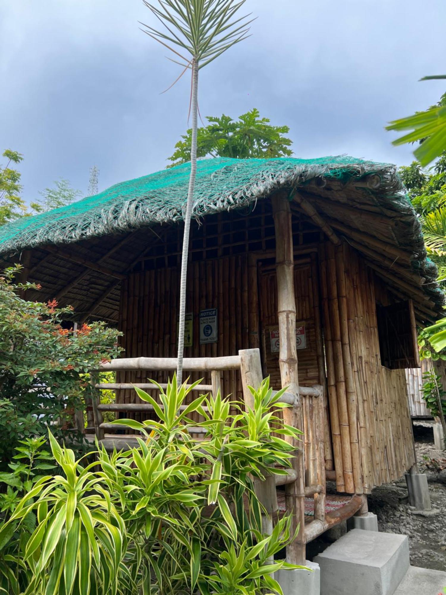 Sharky Hostel Oslob Exterior photo